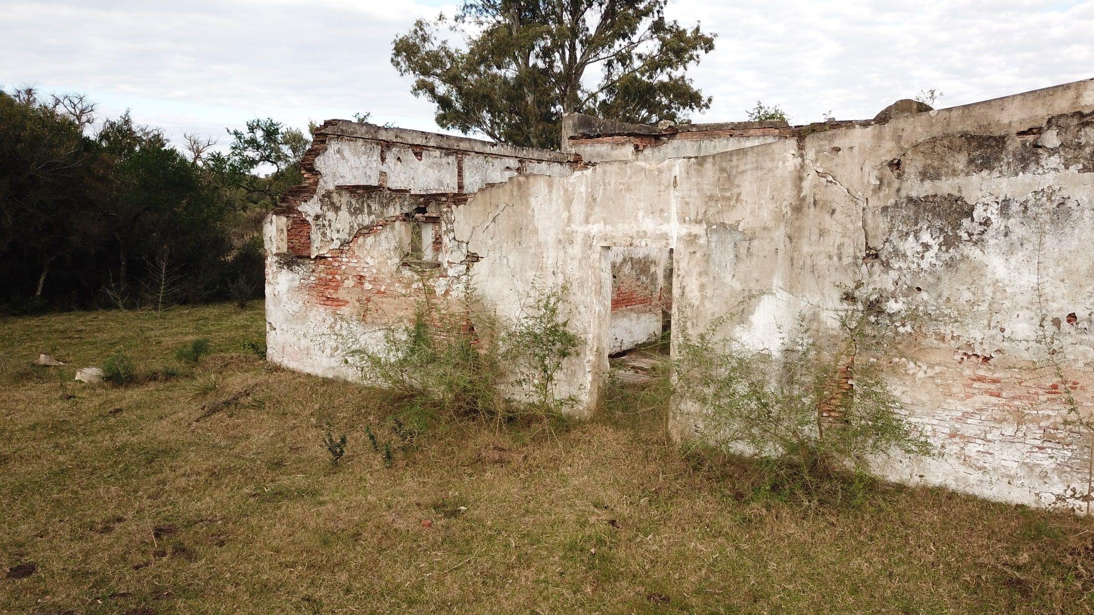 Vista exterior de los muros conservados de la antigua Aduana