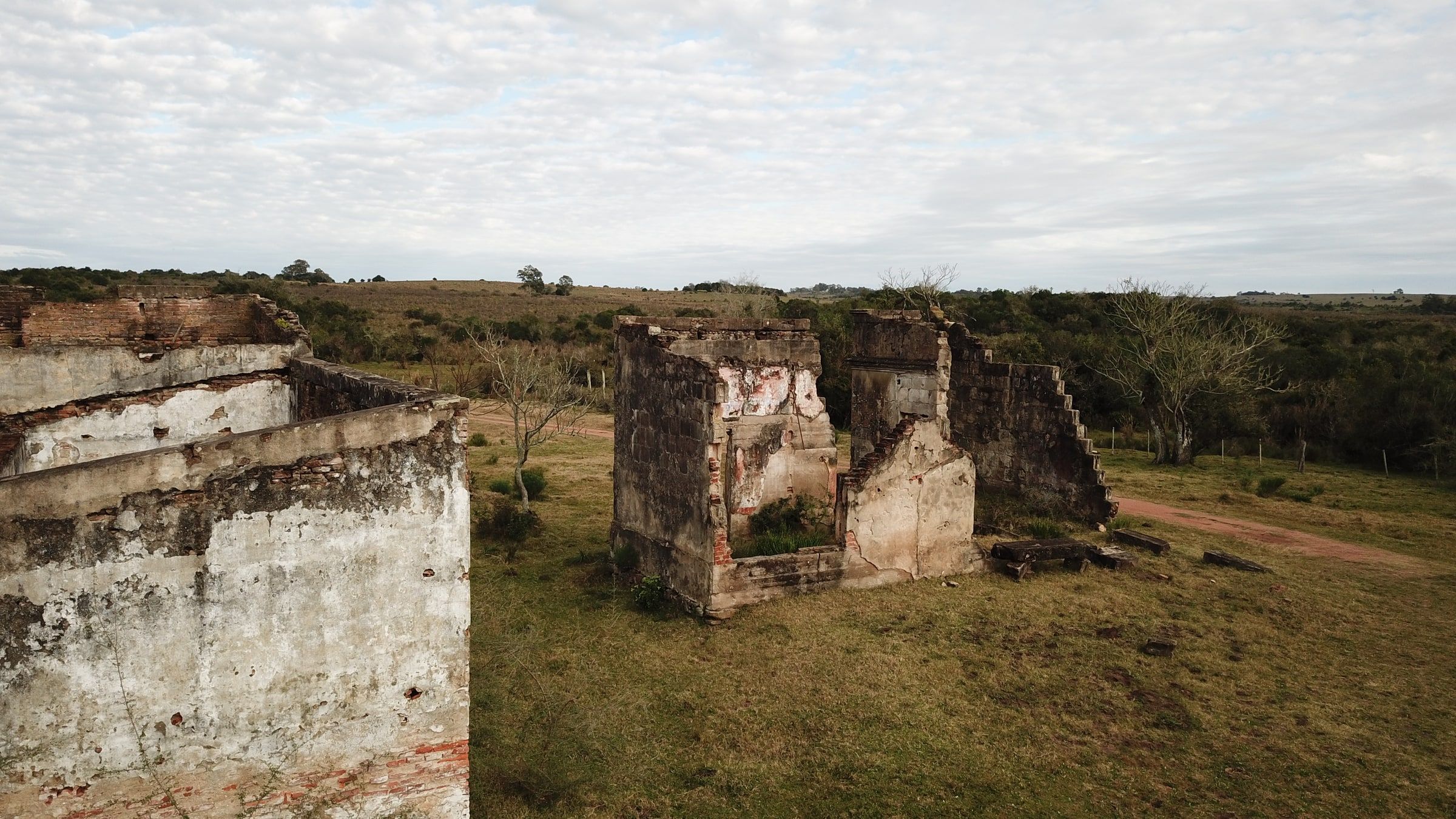 Ruinas de la antigua Aduana rodeadas por el paisaje de Paso Centurión