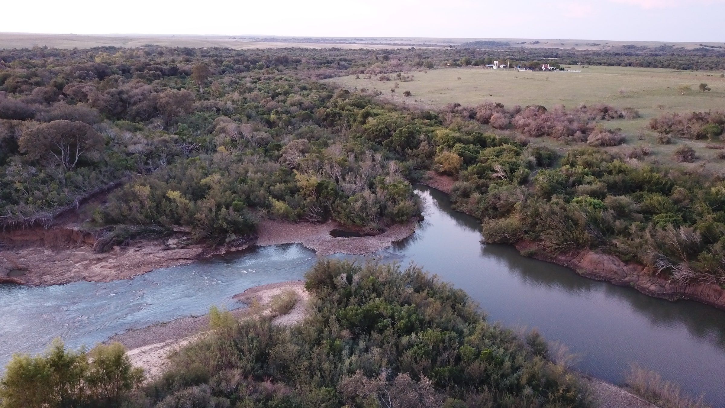 Confluencia de cursos de agua entre montes de Paso Centurión