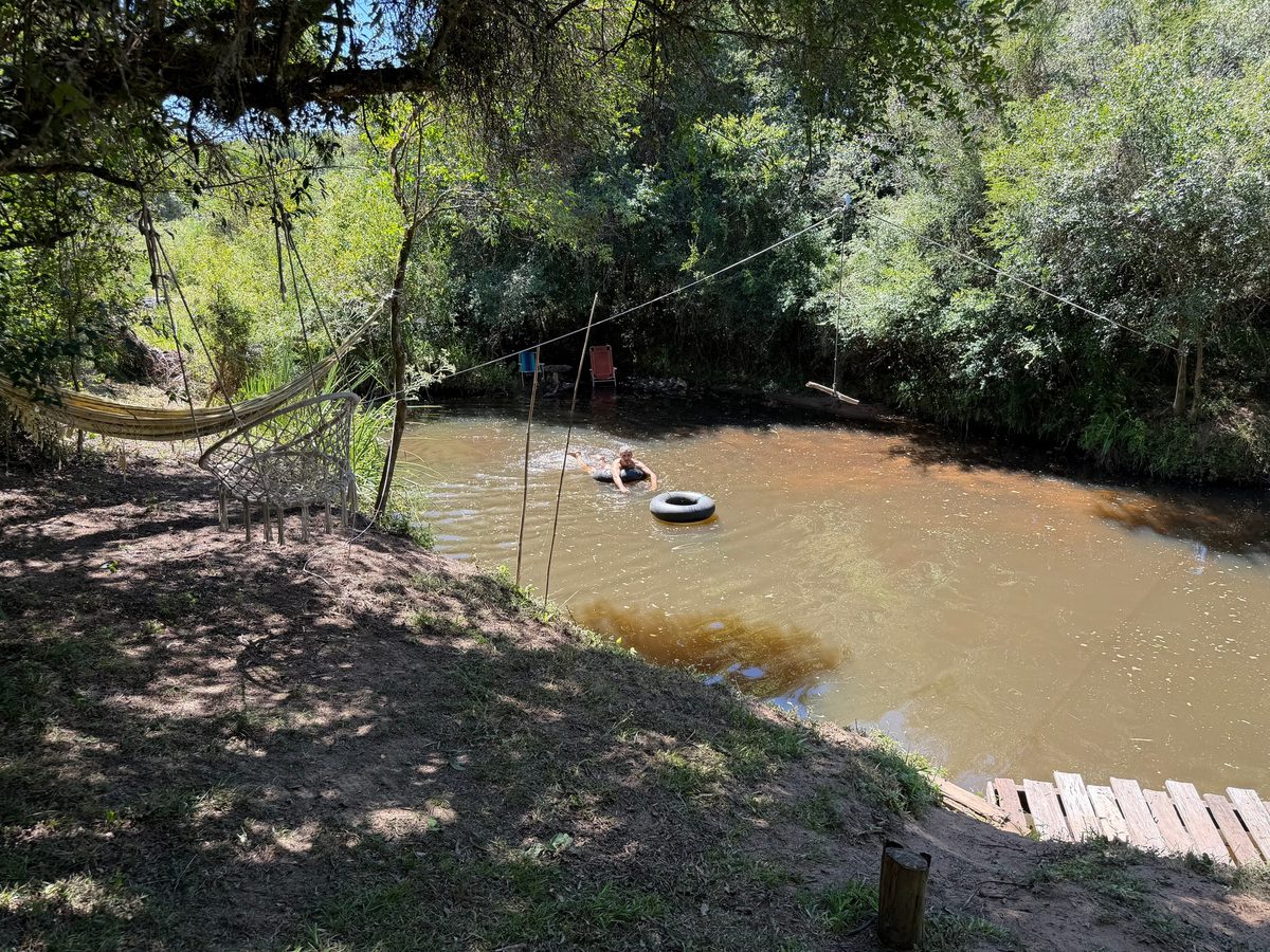 Curso de agua junto al camping