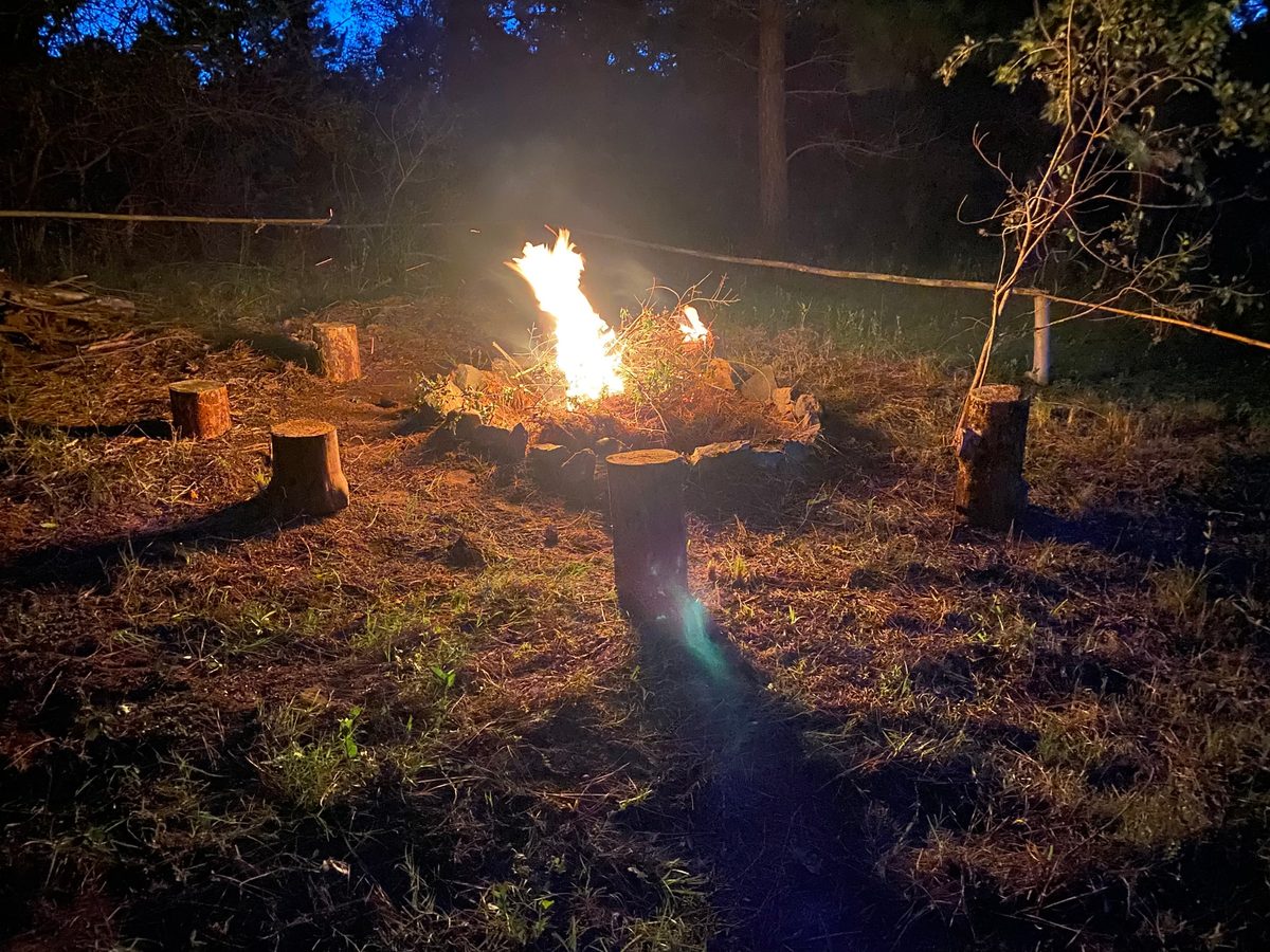 Fogón encendido cerca del agua