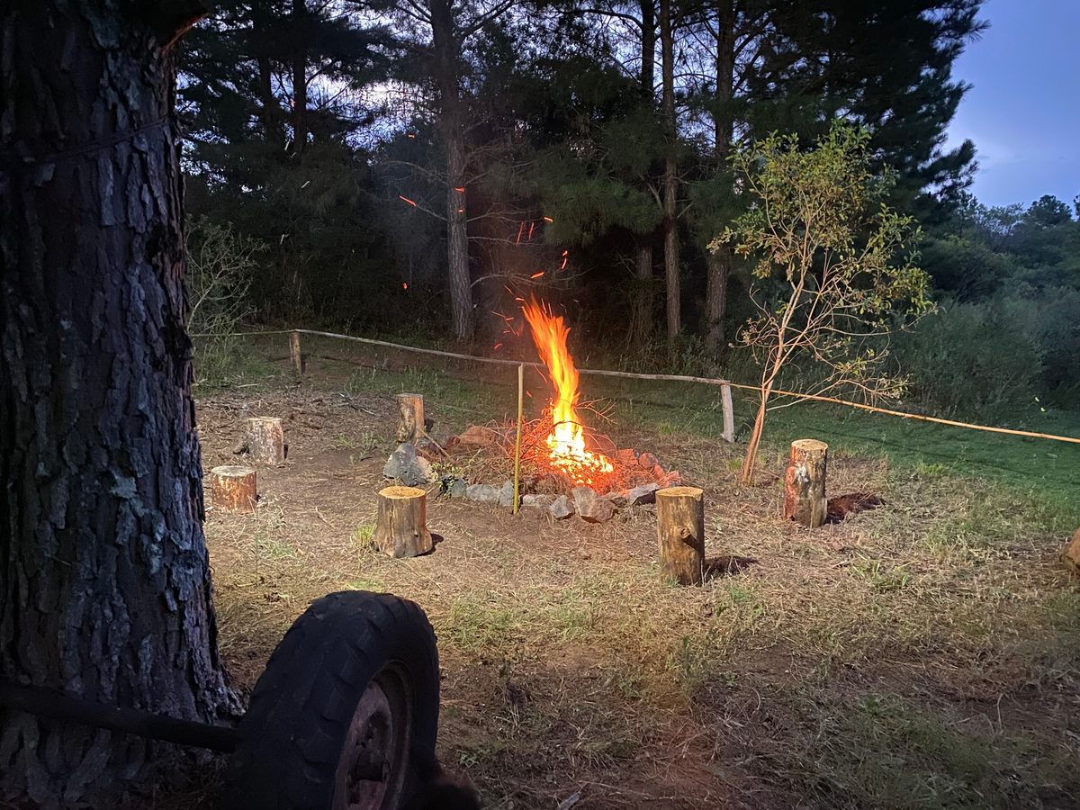 Fogón del camping durante la noche