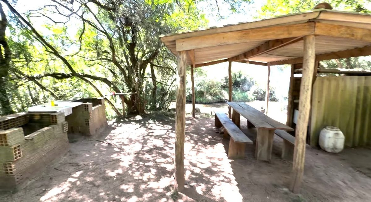 Barbacoa techada con mesa y vista al entorno natural