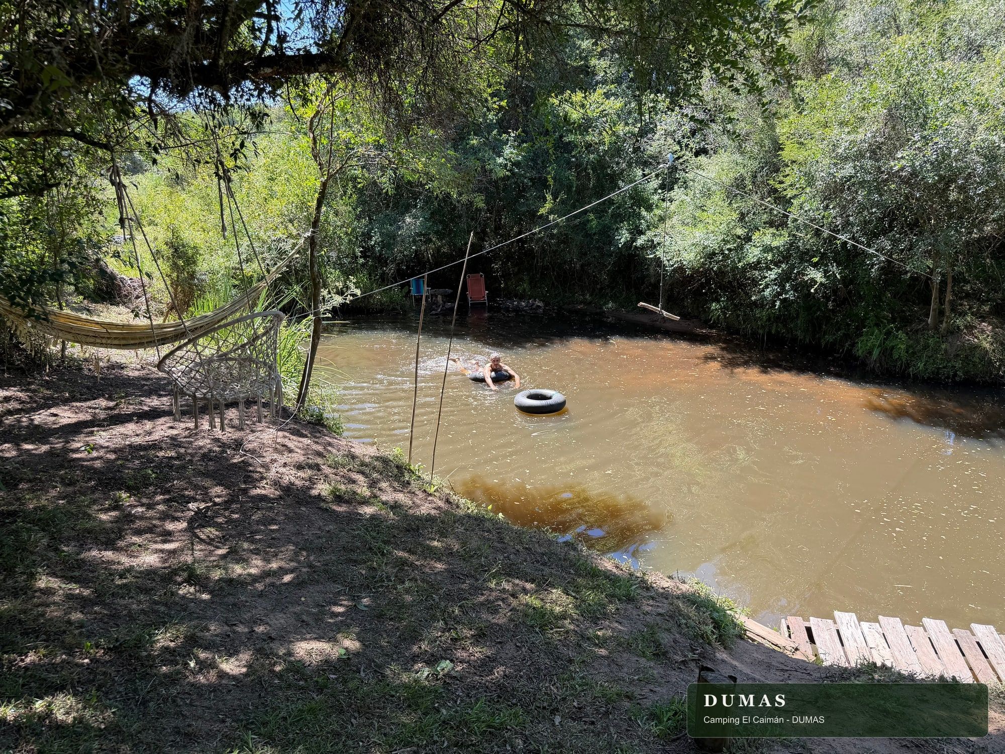 Agua y entorno natural junto al Camping El Caimán
