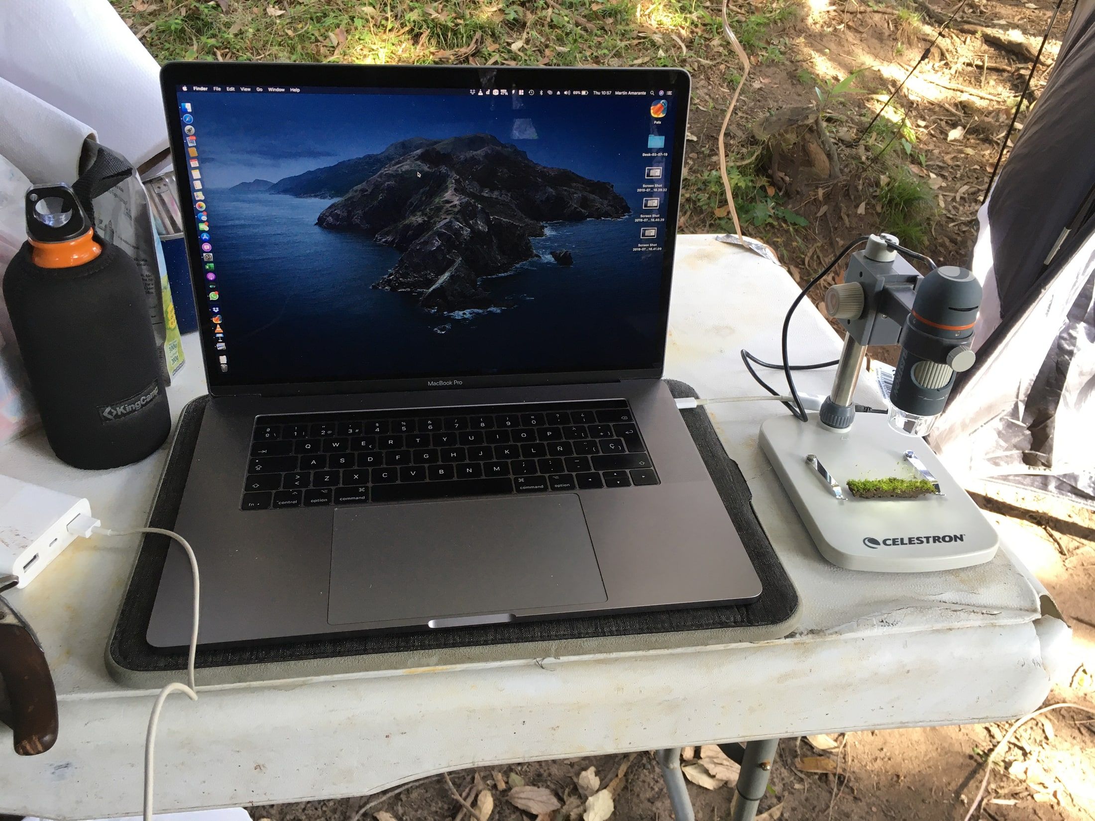 Computadora y equipo óptico utilizados para organizar observaciones en el campo
