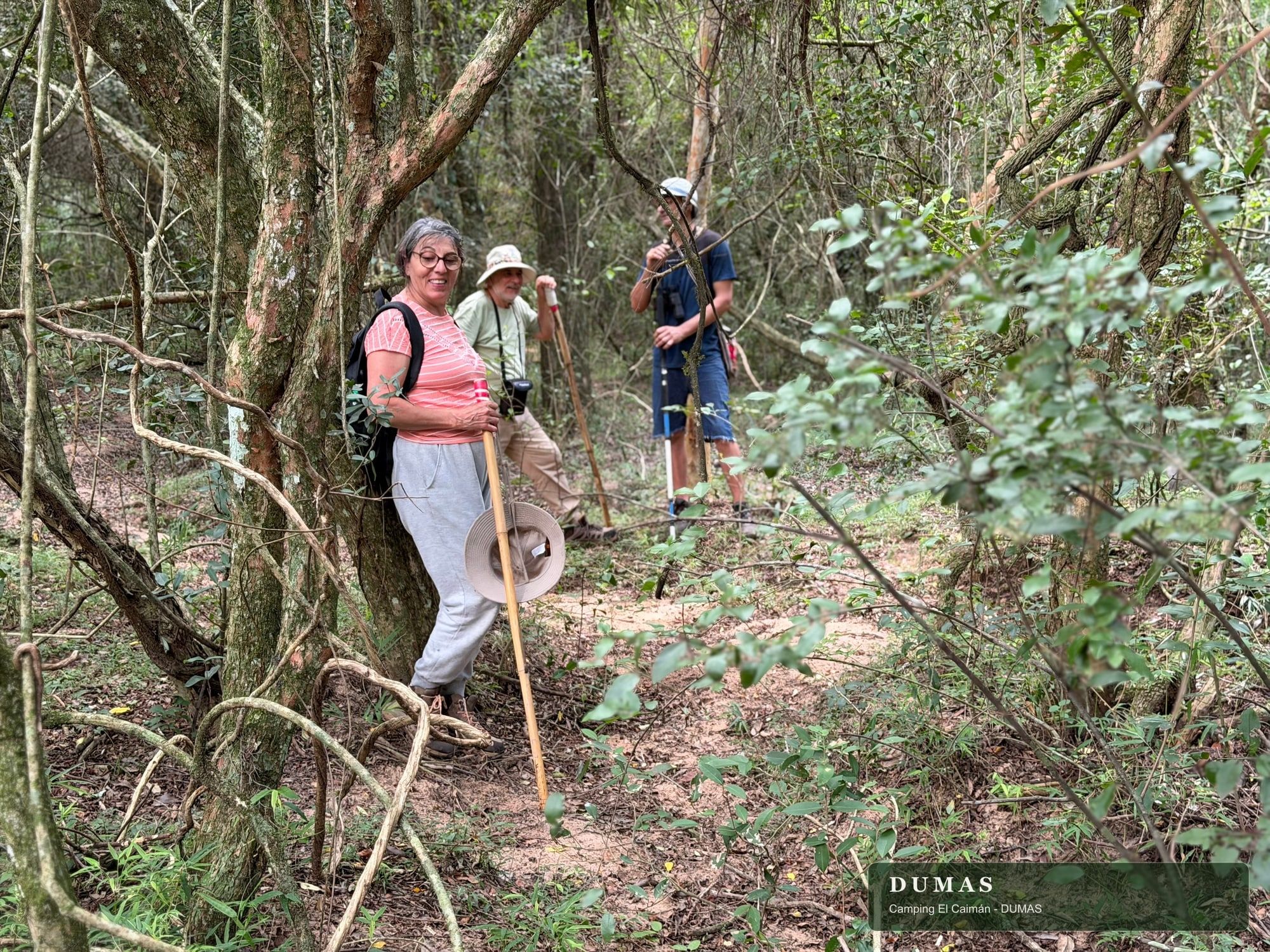 Grupo durante un recorrido por el monte