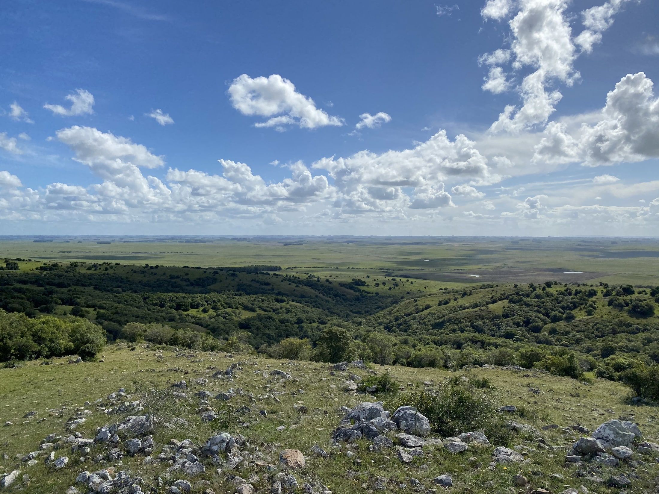 Vista amplia de sierras, afloramientos rocosos y campos naturales